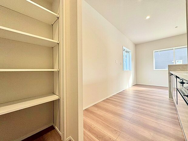 食品や生活用品などを一カ所にまとめて集中収納できるパントリー。