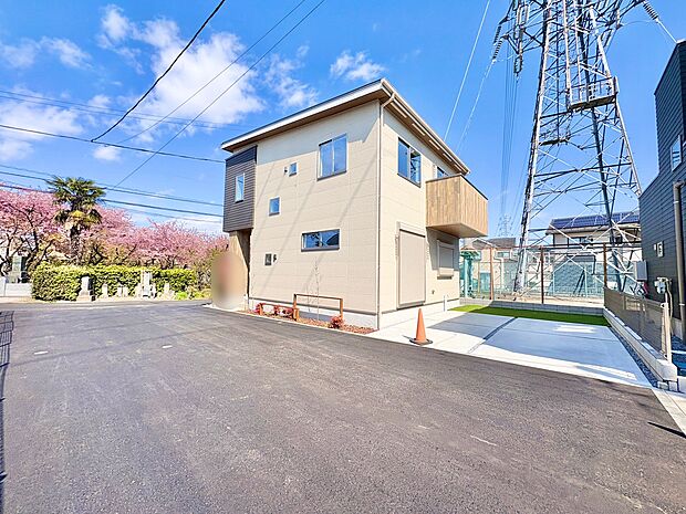 カースペースには2台駐車可。お仕事用とご自宅用の2台所有も可能です。(車種による)