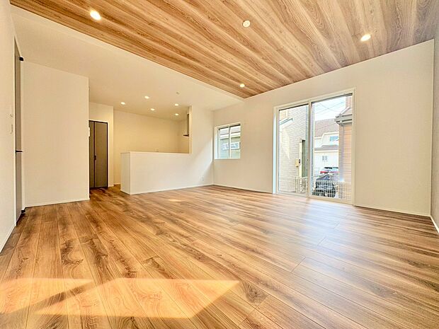 落ち着いた雰囲気のリビングは天井を折り上げ、空間のアクセントに。