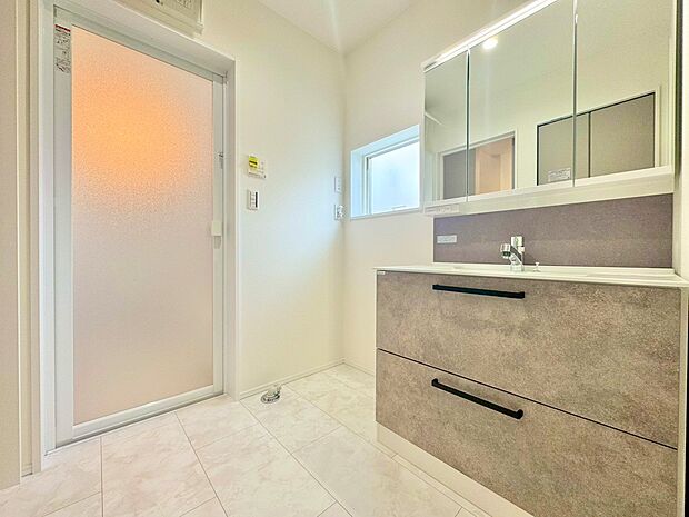 毎日使う場所だからこそ、明るく清潔感溢れる脱衣所に仕上げました。