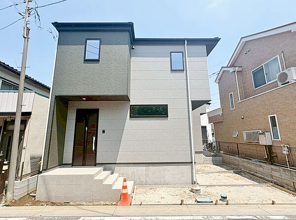 小学校まで徒歩9分の立地。お子様の通学も安心です。(令和8年5月 撮影)