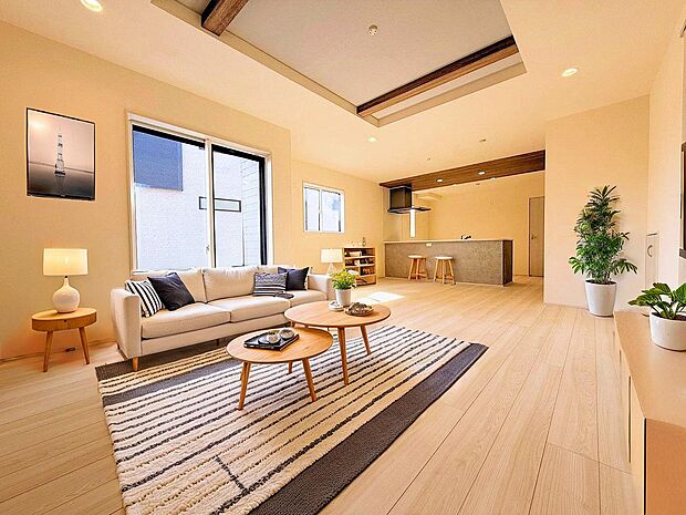 LDK広々21.25帖。豊かな光が差し込む空間。※現況の物件写真にCGによる画像処理済み