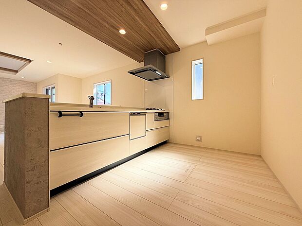 夫婦そろってキッチンに立っても調理しやすい余裕の広さ。