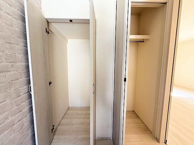 収納スペースを設け、清潔感のある玄関を保ちます。