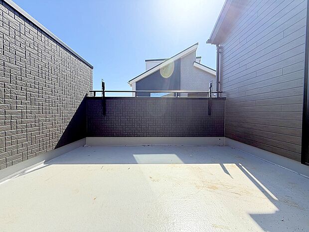 バルコニーとしてだけでなく、多様な使い方で家族の憩いの場に。