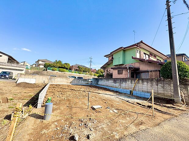 キッチンからリビング全体を見渡せる設計。(令和8年3月 撮影)