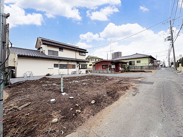 開放感のある角地に面しており、東南向きで陽当り良好です。(令和8年3月 撮影)