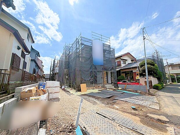 左奥が当物件。洗練されたデザインの外観が街並みに彩りを演出します。(令和8年5月 撮影)