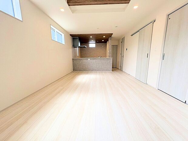 リビング上部を折上天井にすることで、雰囲気が格段に上がります。