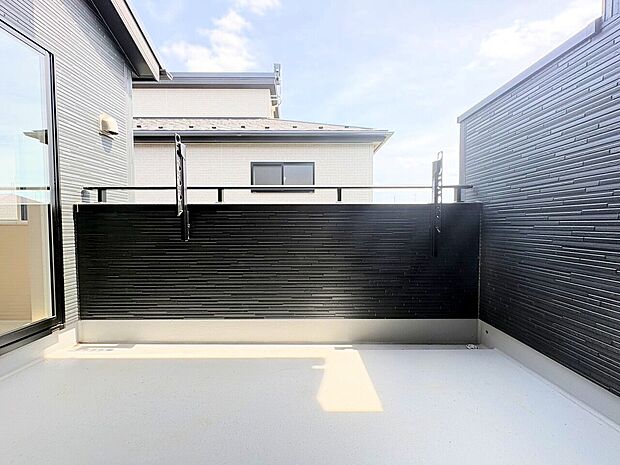 ワイドバルコニーは2部屋から行き来可能です。