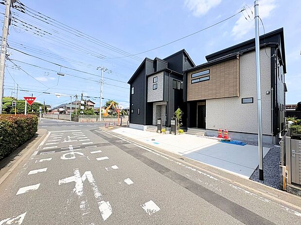 カースペースは2台分です。ゆったりとした駐車場は車庫入れもスムーズです。
