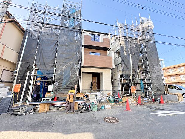 中央が当物件。バルコニーに面した16帖のＬＤＫを2階に配置しています。(令和8年3月 撮影)