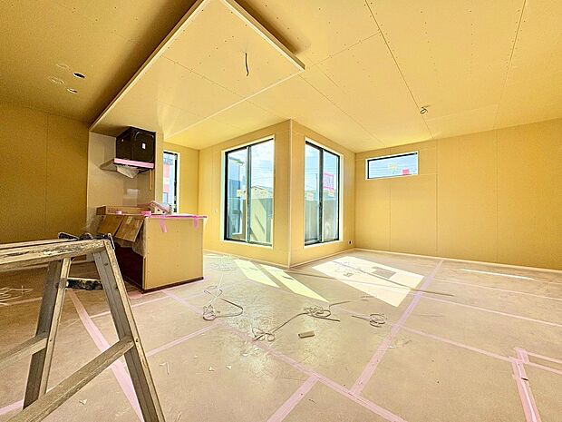 LDK広々19帖。バルコニーに面した開放感のある空間。(令和8年3月 撮影)