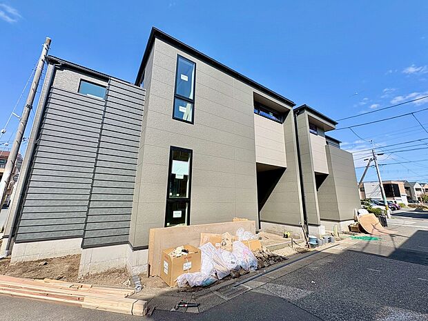 左側が当物件。蕨駅徒歩18分。角地に面した邸宅です。(令和8年3月 撮影)