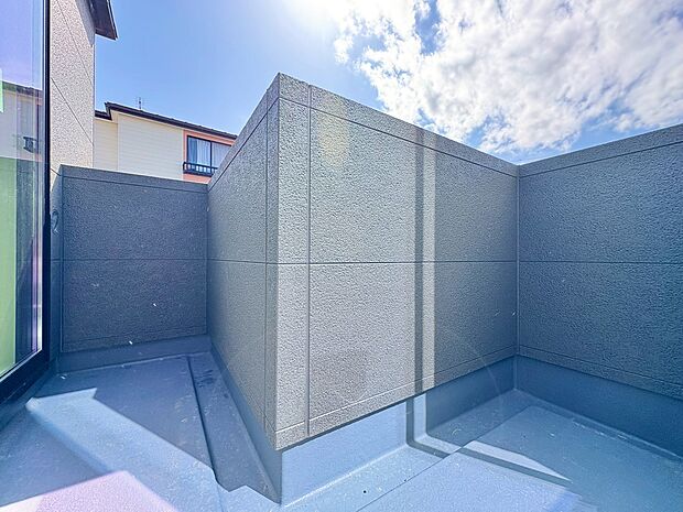 リビングに面したL字型のバルコニーです。