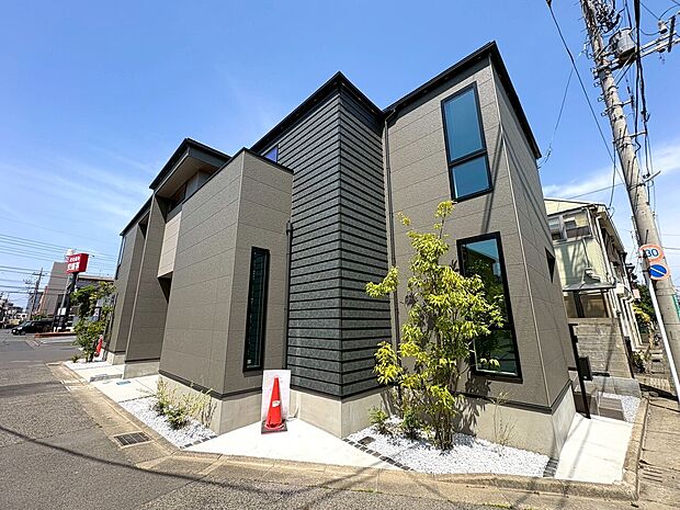 蕨駅徒歩18分の立地。南東公道に面した邸宅。全室南向きで陽当たり良好です。