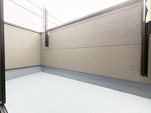 たくさんの日差しと風を受け洗濯物もすぐに乾きそう。