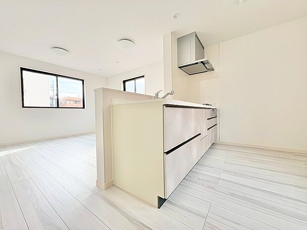 ダイニングとつながるキッチンからは家中が見渡せます。