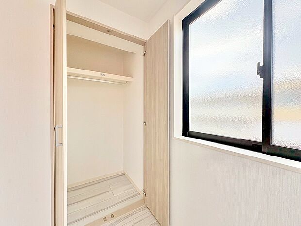 色々な物を収納できるスペースを確保しました。