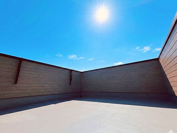 広いバルコニーでの読書や食事は心も体もリラックスすること間違いなしですね。