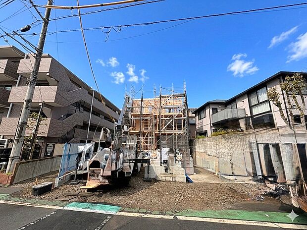 小学校まで徒歩6分、中学校まで徒歩5分でお子様の通学も安心。(令和8年3月 撮影)