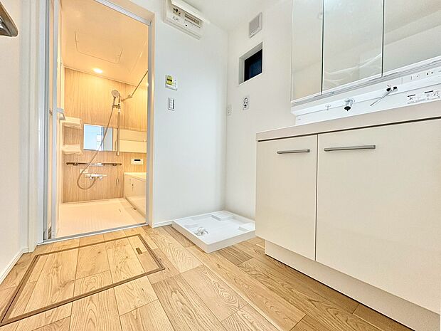 お手入れしやすい清潔感のある洗面台で気持ちよく身支度できます。