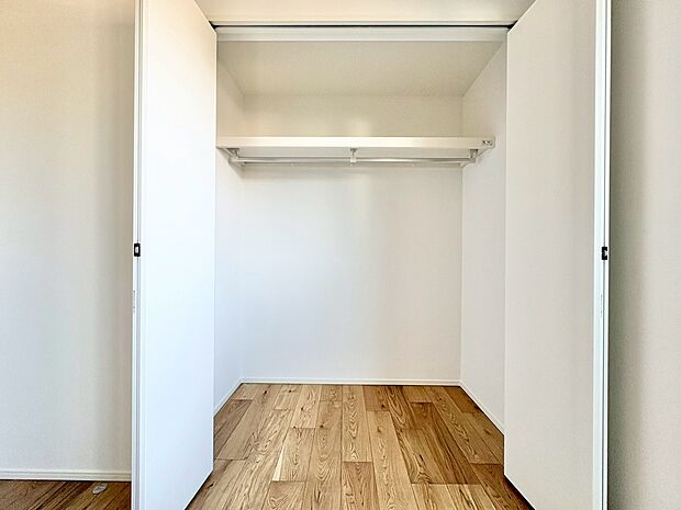 各居室に収納を設けています。