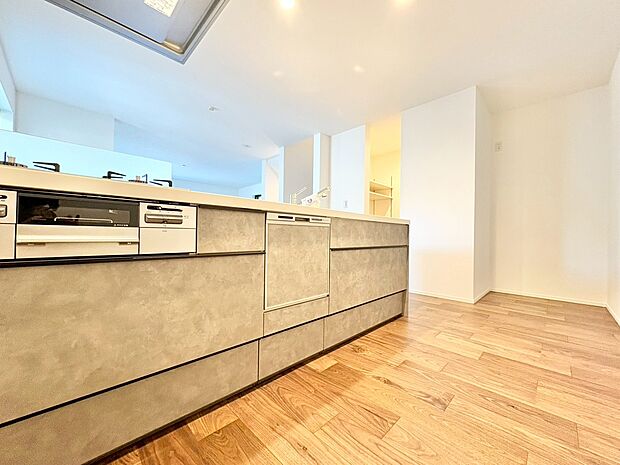 食洗機付きのシステムキッチン。使いやすくお手入れもラクラク。