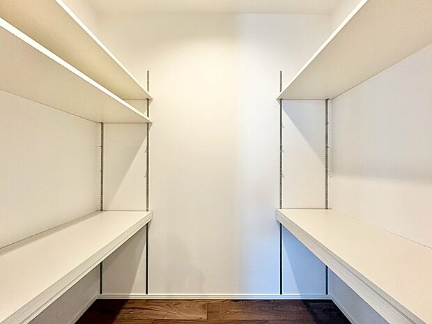 可動棚付きで使い勝手も良いパントリーです。