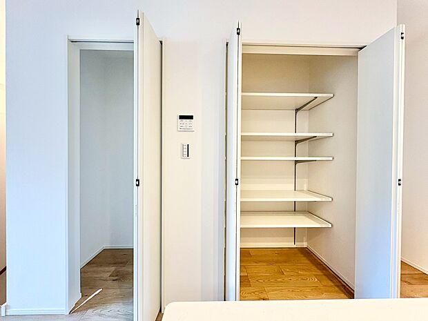 キッチンにはパントリーを設け、色々な物を収納できるスペースを確保しました。