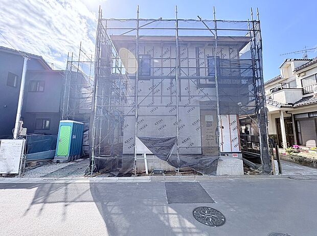 前面幅員5m公道に面しており、並列で2台駐車可能です。(車種による)(令和8年3月 撮影)