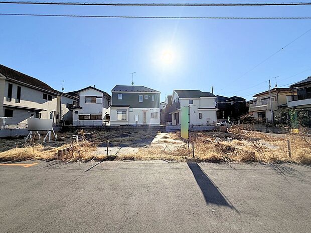 吹き抜けのあるリビングは開放感があり、ゆったりお寛ぎいただけます。(令和8年3月　撮影)