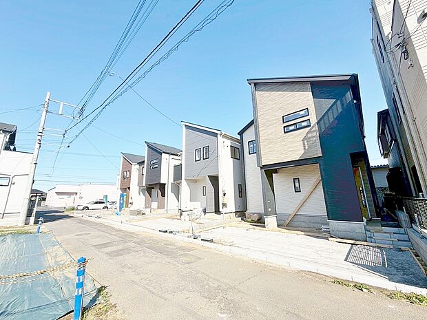 リビングはアクセントクロスと折上天井でおしゃれな空間に仕上げます。(令和8年5月 撮影)
