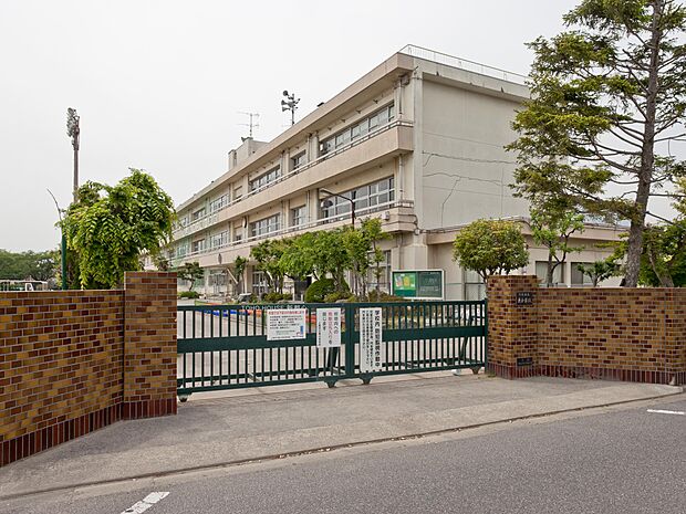 東小学校まで約810m
