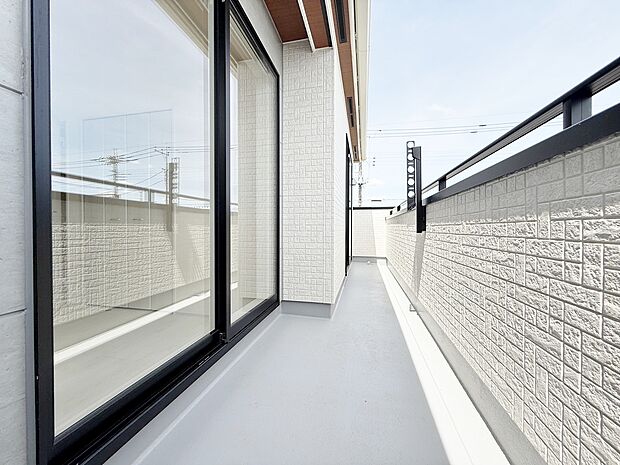 バルコニーからの明るい陽光がお部屋に差し込みます。