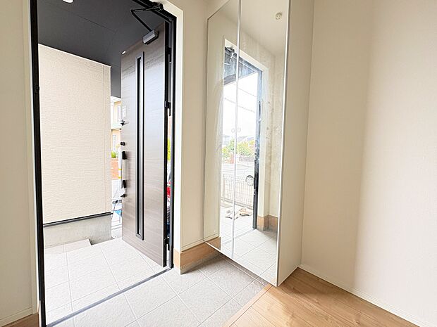 鏡が設置されているので、お洋服に合わせて靴もコーディネートしやすくなります。