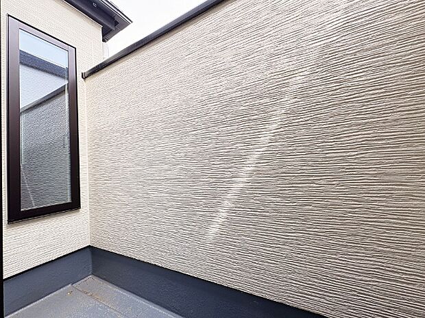 2階と3階にバルコニーを設けました。