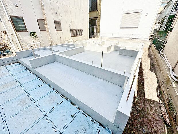 キッチンからリビング全体を見渡せる設計。(令和8年3月 撮影)