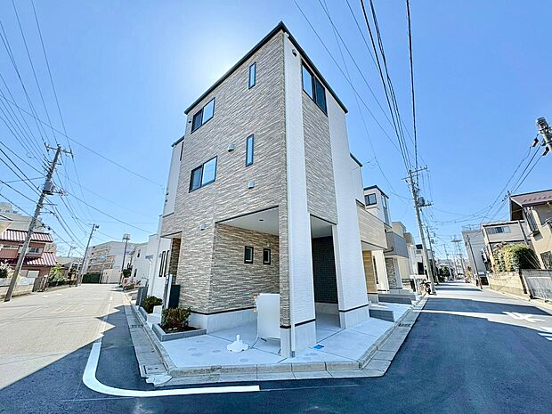 ビルトインガレージを採用したカースペースです。