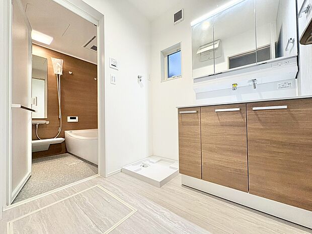 玄関のそばに洗面室を設けました。帰宅後すぐに手洗いできます。