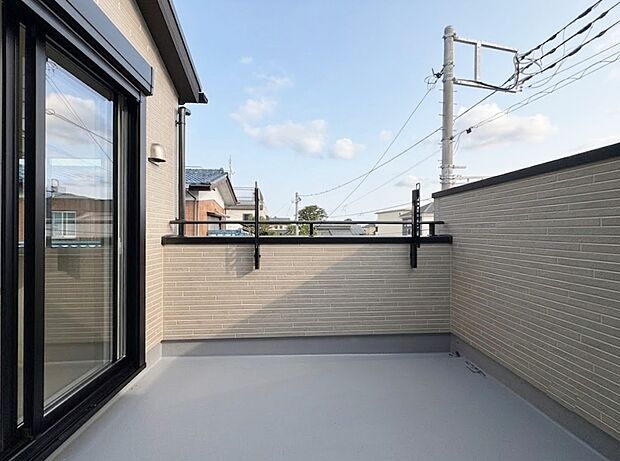 心地よい陽光や風を感じられるバルコニーを確保しました。