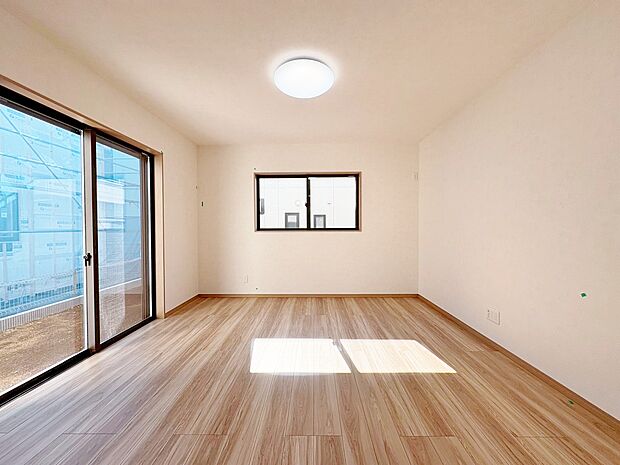 室内には豊かな陽光が注ぎ込み、爽やかな住空間を演出。