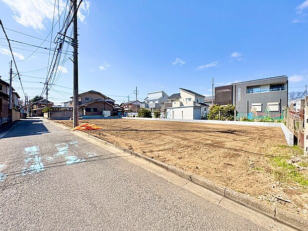 間口の広いカースペースに並列で2台駐車可能です。(令和8年3月 撮影)