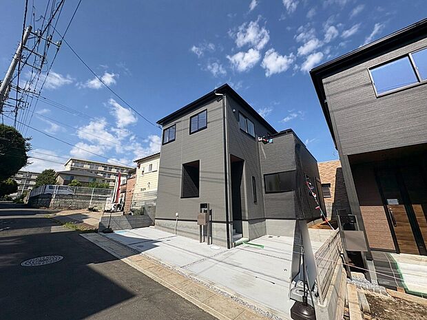 2階ホールからもバルコニーに出入りできます。