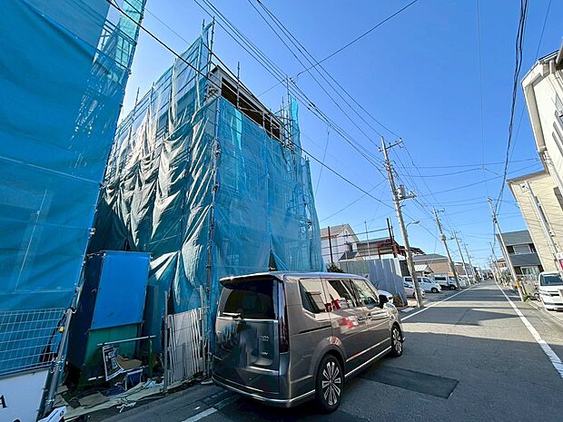 小学校まで徒歩3分でお子様の通学も安心。(令和8年3月 撮影)