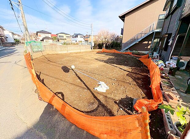 小・中学校まで徒歩3分圏内、南向きの陽当り良好な立地です。(令和8年3月 撮影)