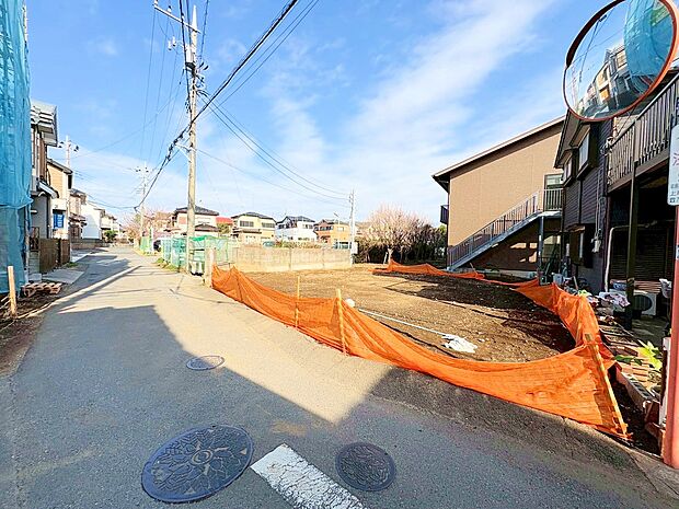 カースペースには並列3台駐車可能です。(車種による)(令和8年3月 撮影)