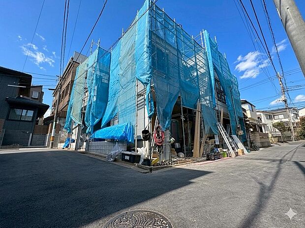 南向きで陽当たりの良いLDKは18帖で広々とした設計。(令和8年3月 撮影)