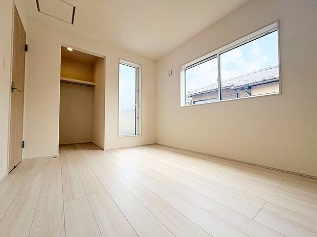 二面採光により陽光が差し込む温かみのあるお部屋。