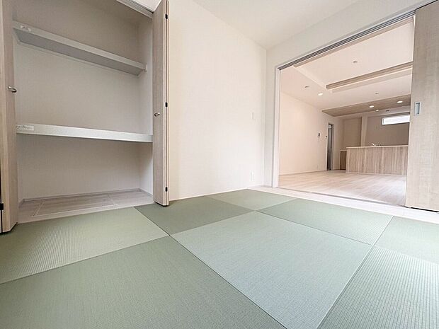 陽光が優しく包む穏やかな和室。